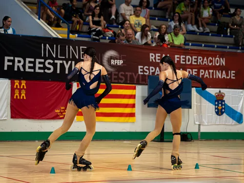 Dos patinadoras del Team Onskates a toda velocidad en su coreografía de parejas