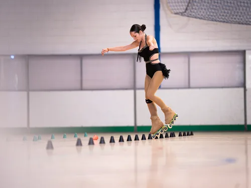Patinadora del Team Onskates en equilibrio con los brazos extendidos