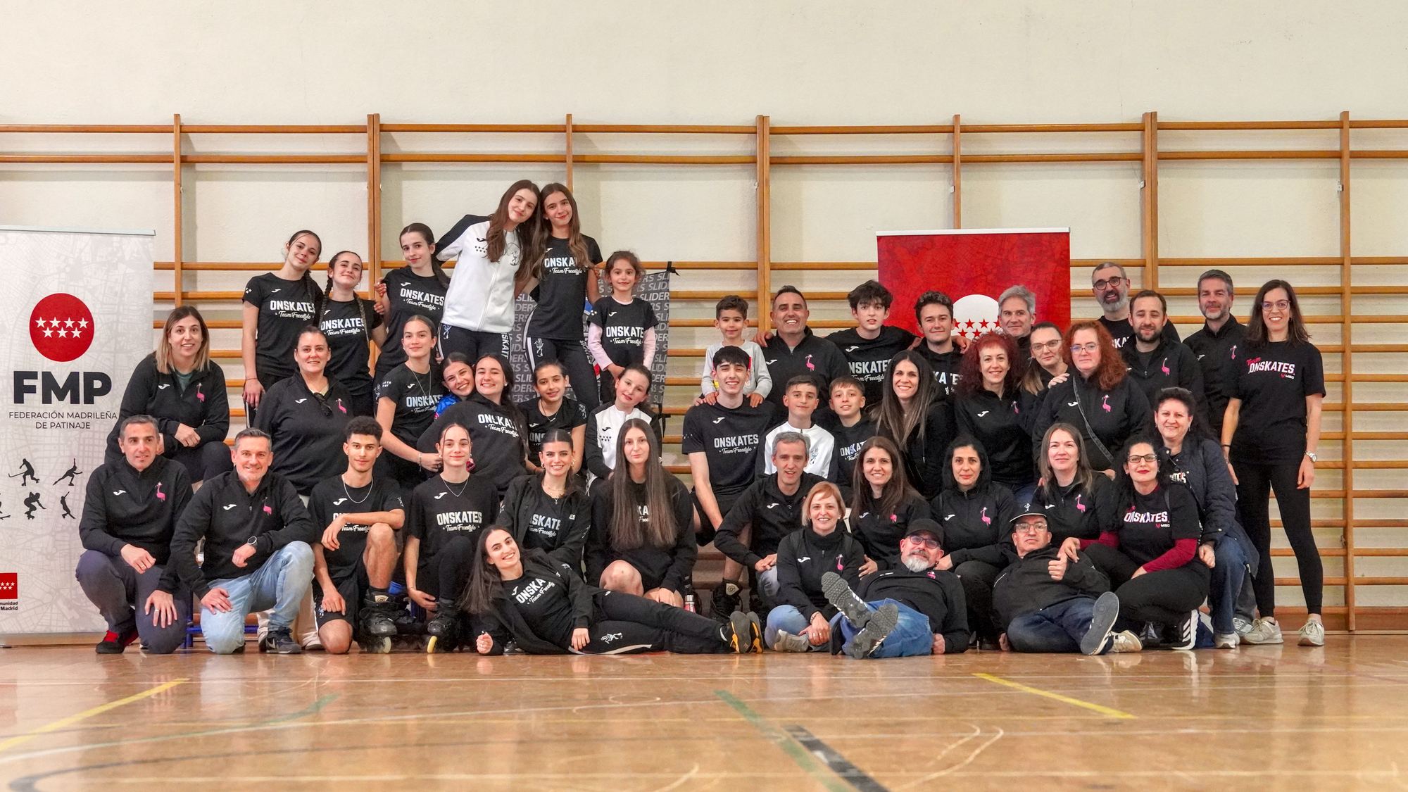 El equipo de Onskates reunido en el pabellón tras una jornada de patinaje