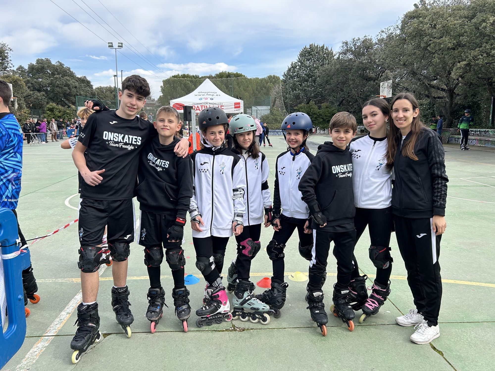 Grupo de alumnos de la Escuela Onskates patinando en fila junto a su monitora