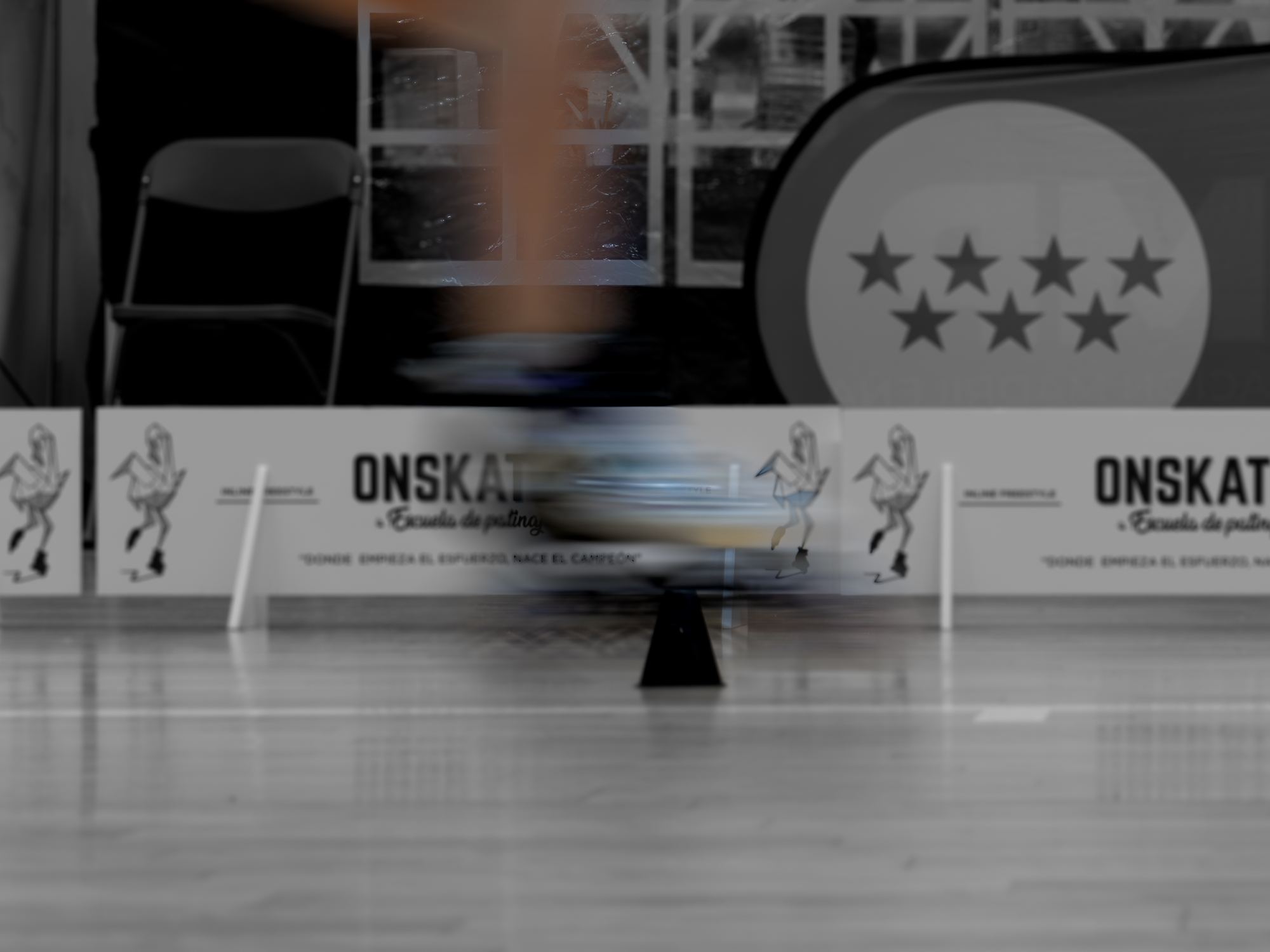Patinador de Onskates pasando a toda velocidad junto a un cono, efecto de movimiento